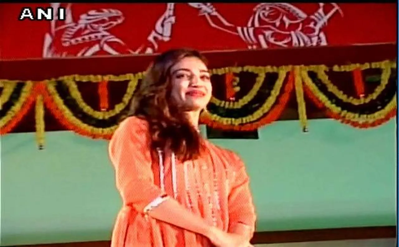 गुजरात में गरबे की धूम, राधिका आप्टे, सौनल चौहान भी पहुंची गरबा खेलने