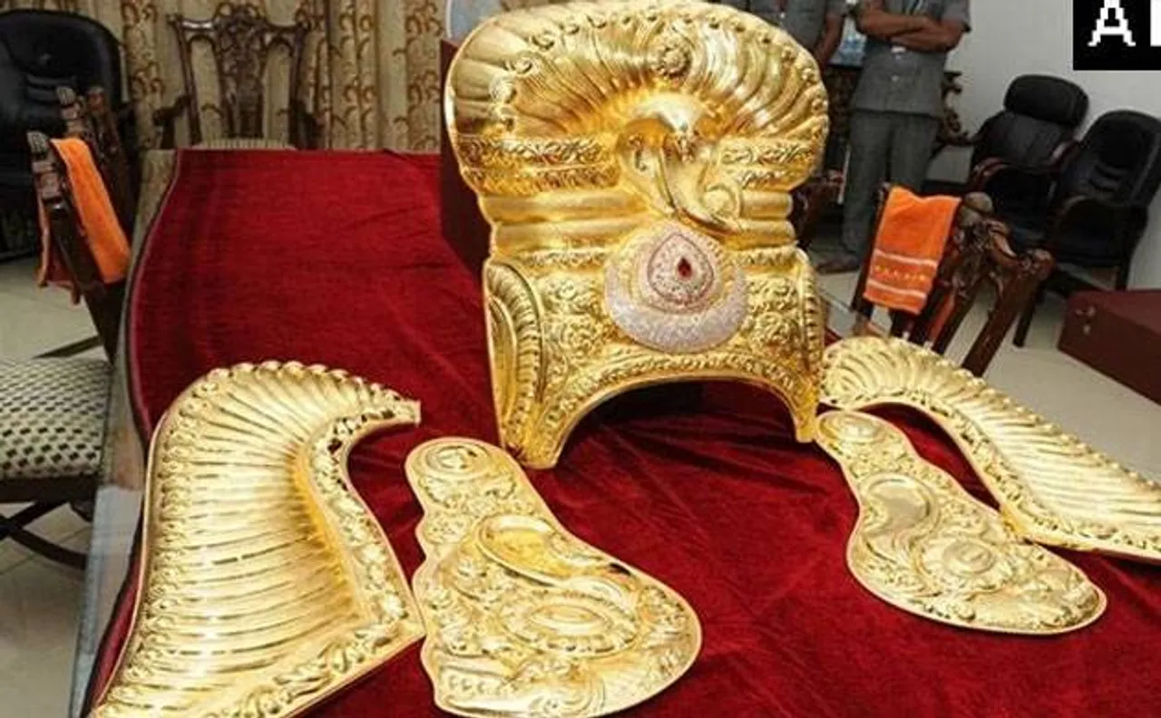 तेलंगाना के सीएम ने मंदिर में चढ़ाया 3.6 करोड़ रुपए का सोने का मुकुट