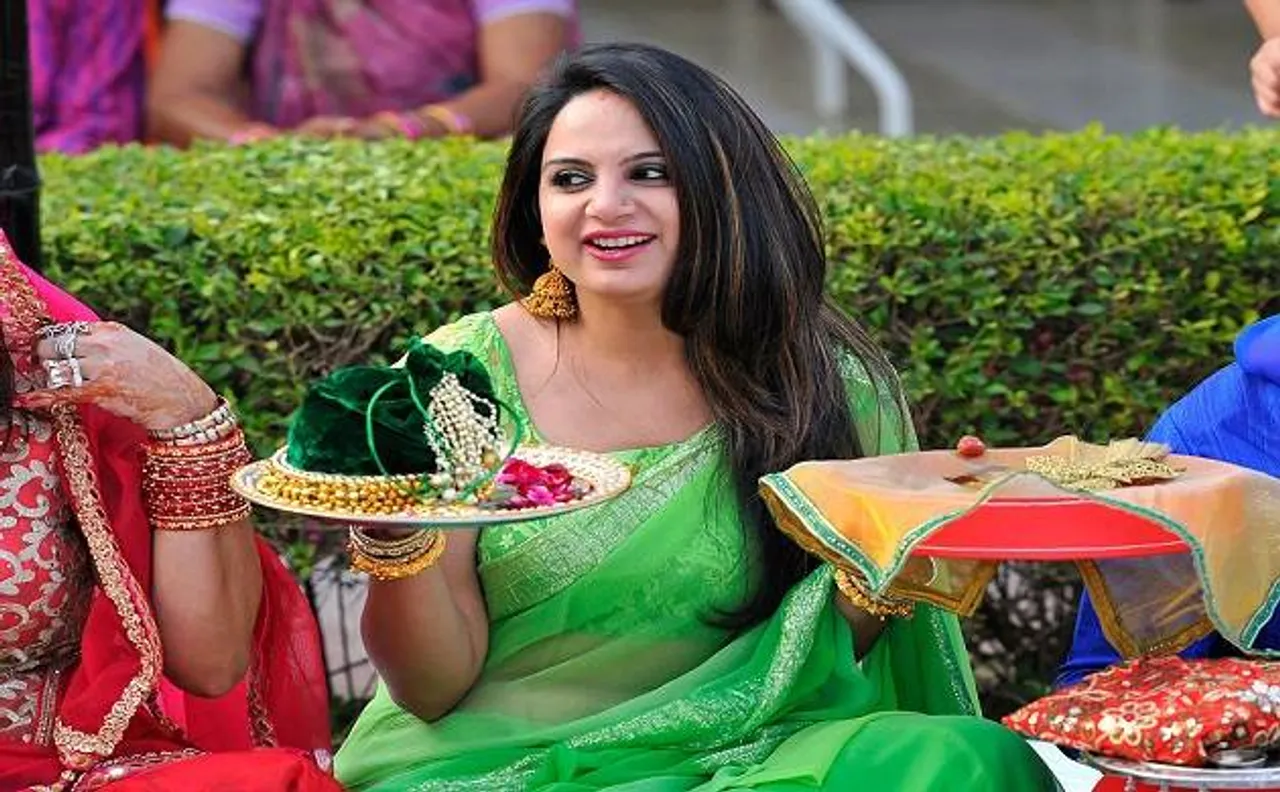 इस करवा चौथ पर चांद सी सुंदर बनने के लिए अपनाएं ये 5 टिप्स