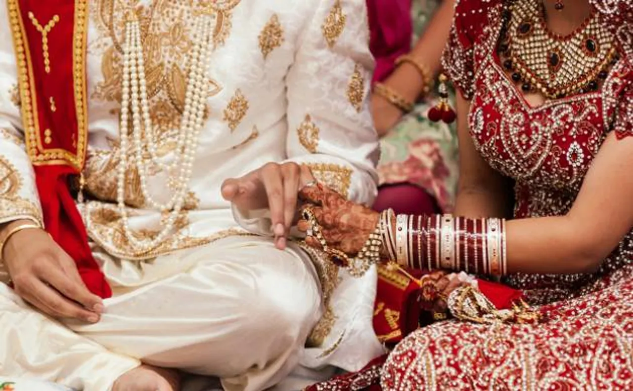 कश्मीर के पुलवामा में पंडित जोड़े की मुस्लिम समुदाय ने कराई शादी