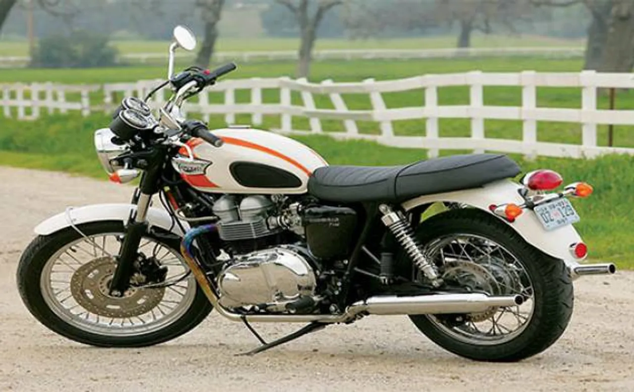 ट्रायंफ बोनविले का 900 CC का दमदार इंजन आपका दिल जीत लेगा मगर आपकी जेब भी ढीली करेगा
