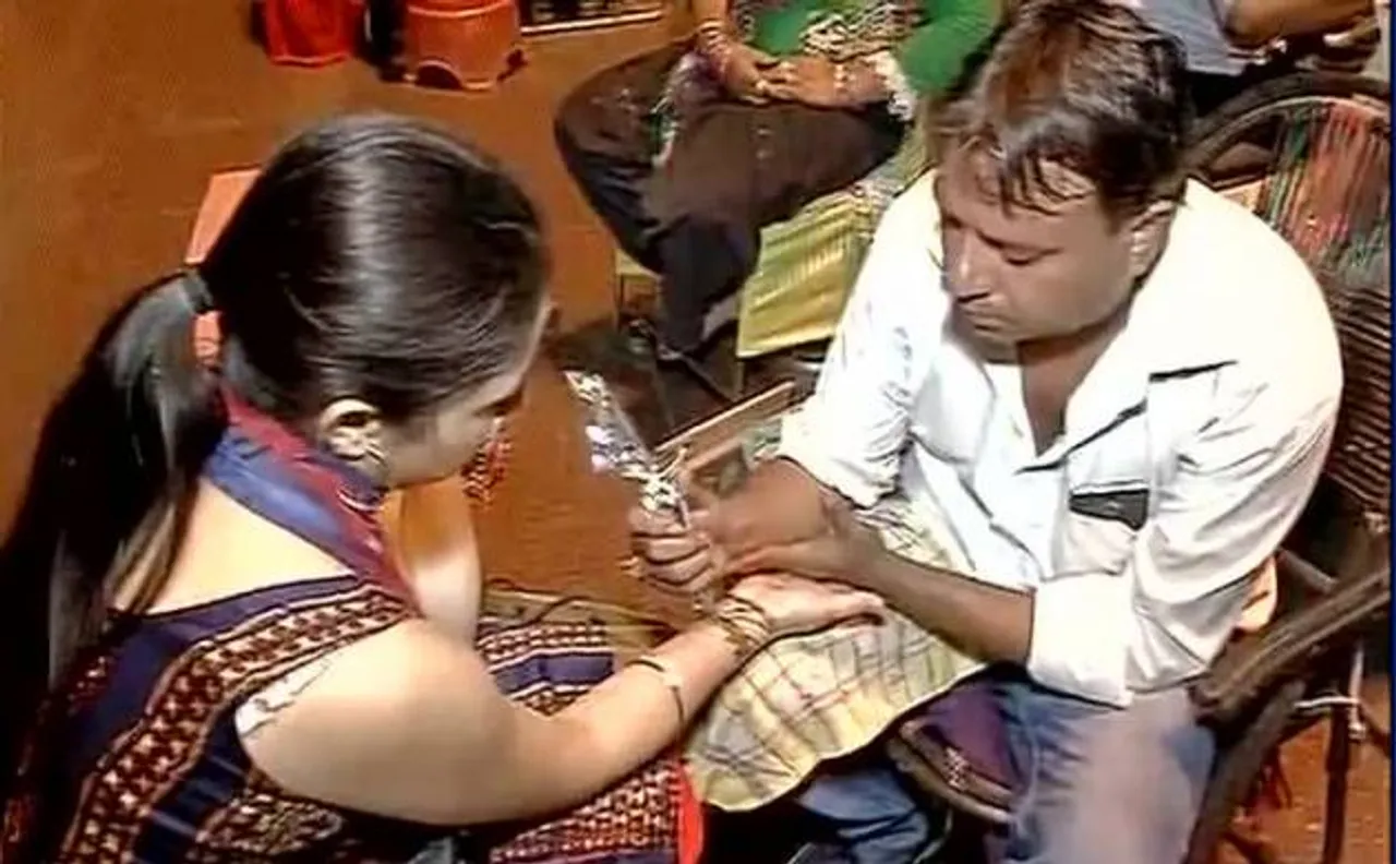 #karvachauth: बाजारों की रौनक बढ़ी, मेंहदी लगवाने पहुंच रहीं महिलाएं और लड़कियां