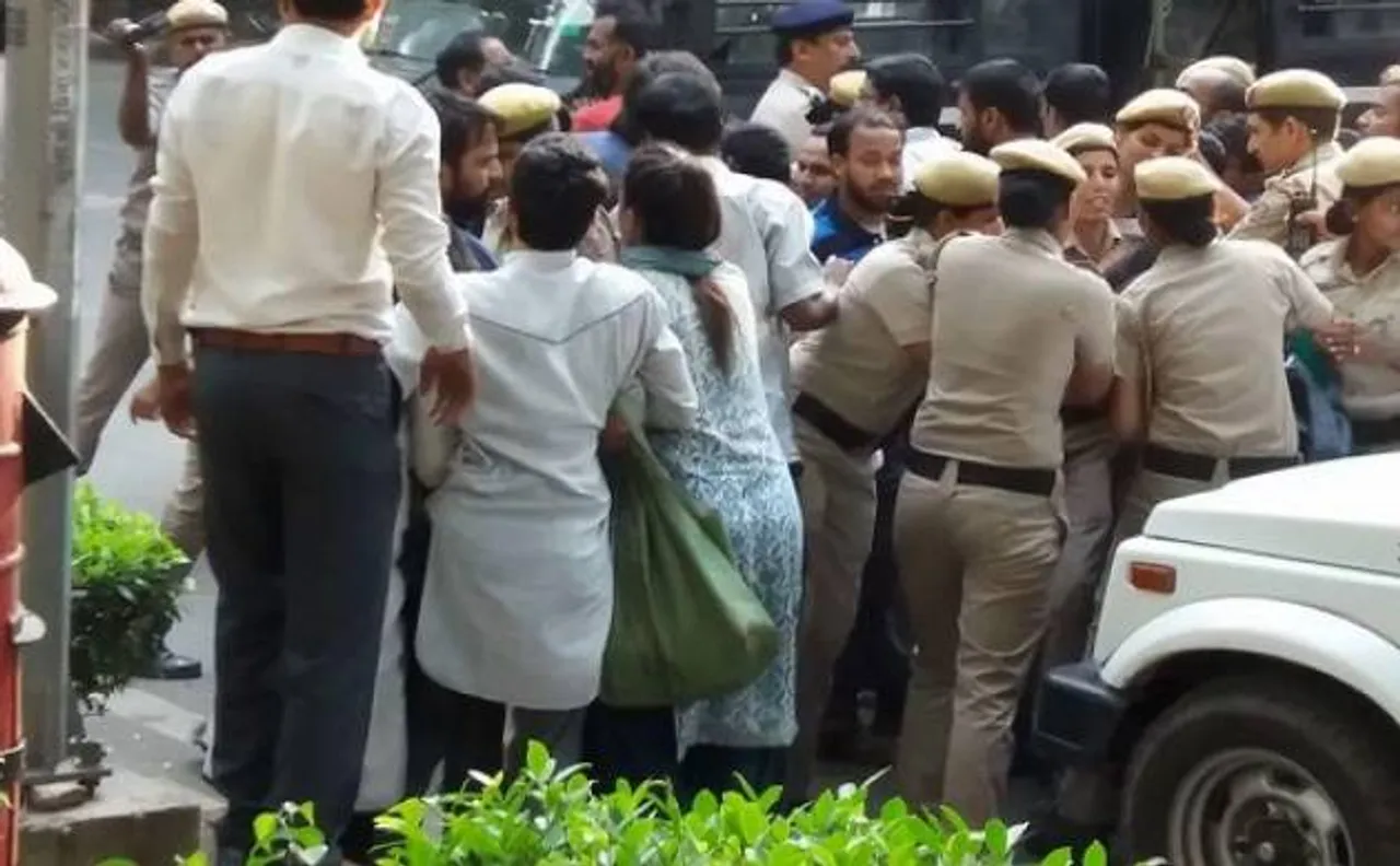 दिल्ली पुलिस ने जेएनयू के प्रदर्शनकारी छात्रों को हिरासत में लिया