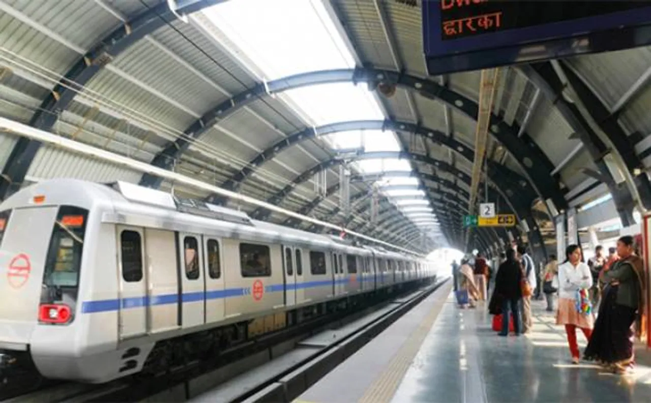 सावधान : दिल्ली मेट्रो ने लोगों से की अपील, मेट्रो में पटाखे लेकर सफर ना करें लोग