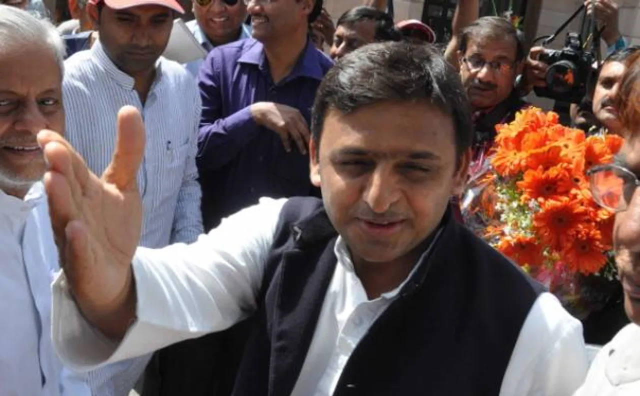 अखिलेश यादव का बड़ा फैसला, शिवपाल समेत 4 मंत्रियों को किया बर्खास्त