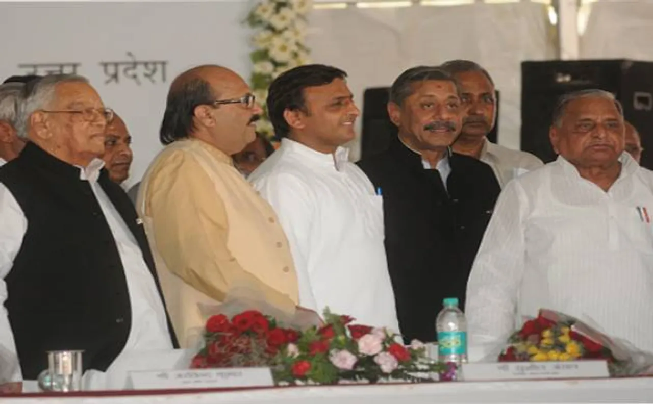 सीएम अखिलेश यादव ने अपने  पिता मुलायम पर किए कई 'इमोशनल सर्जिकल स्ट्राइक'