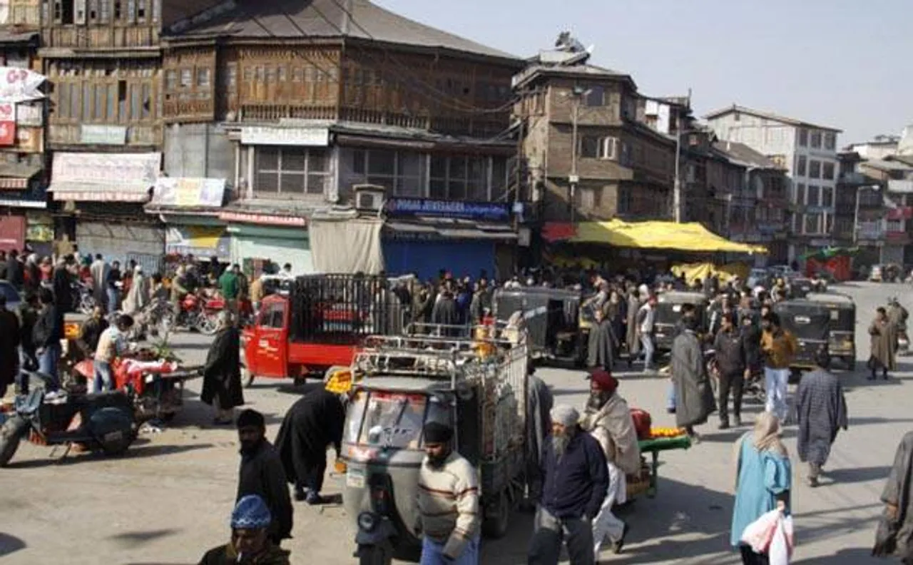 कश्मीर में सामान्य हो रहे हालात, खुल रहे हैं बाज़ार