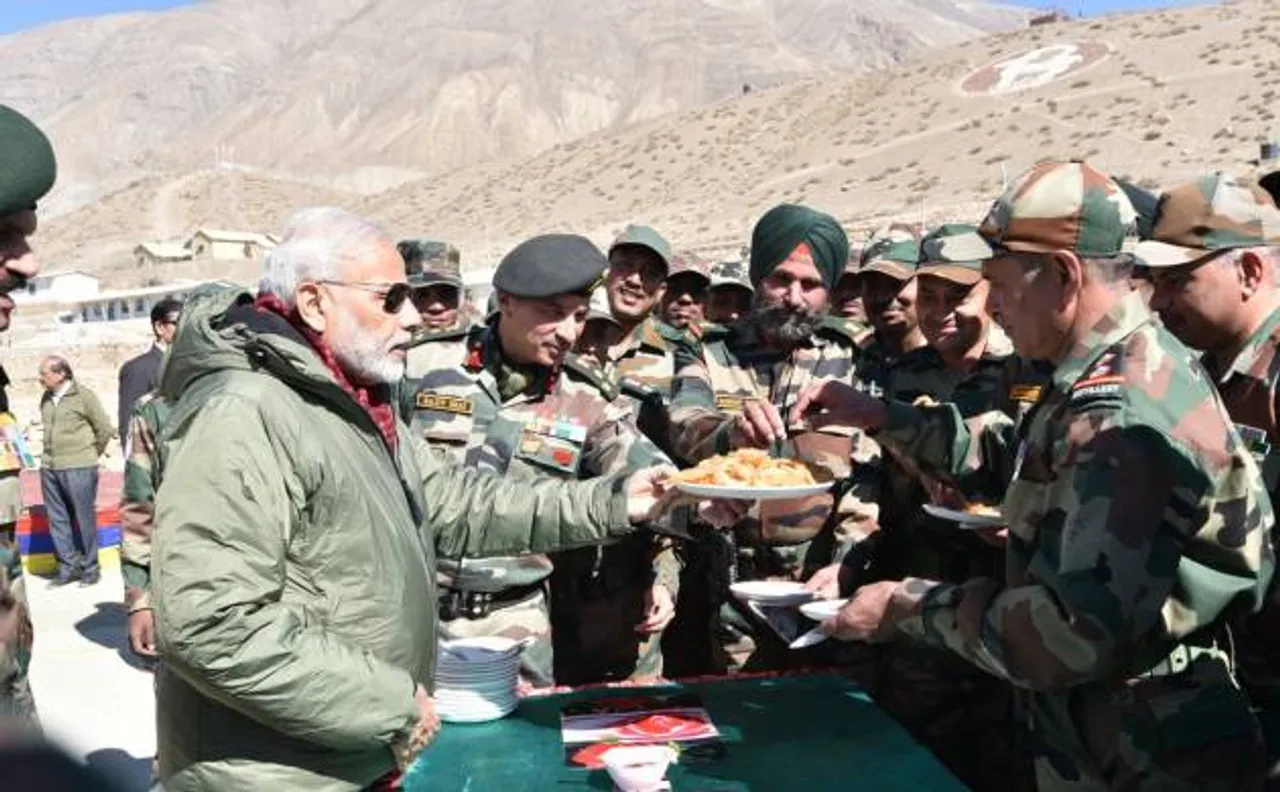 जम्मू-कश्मीर, सियाचीन के बाद पीएम मोदी ने हिमाचल में सैनिकों के साथ मनाई दीवाली