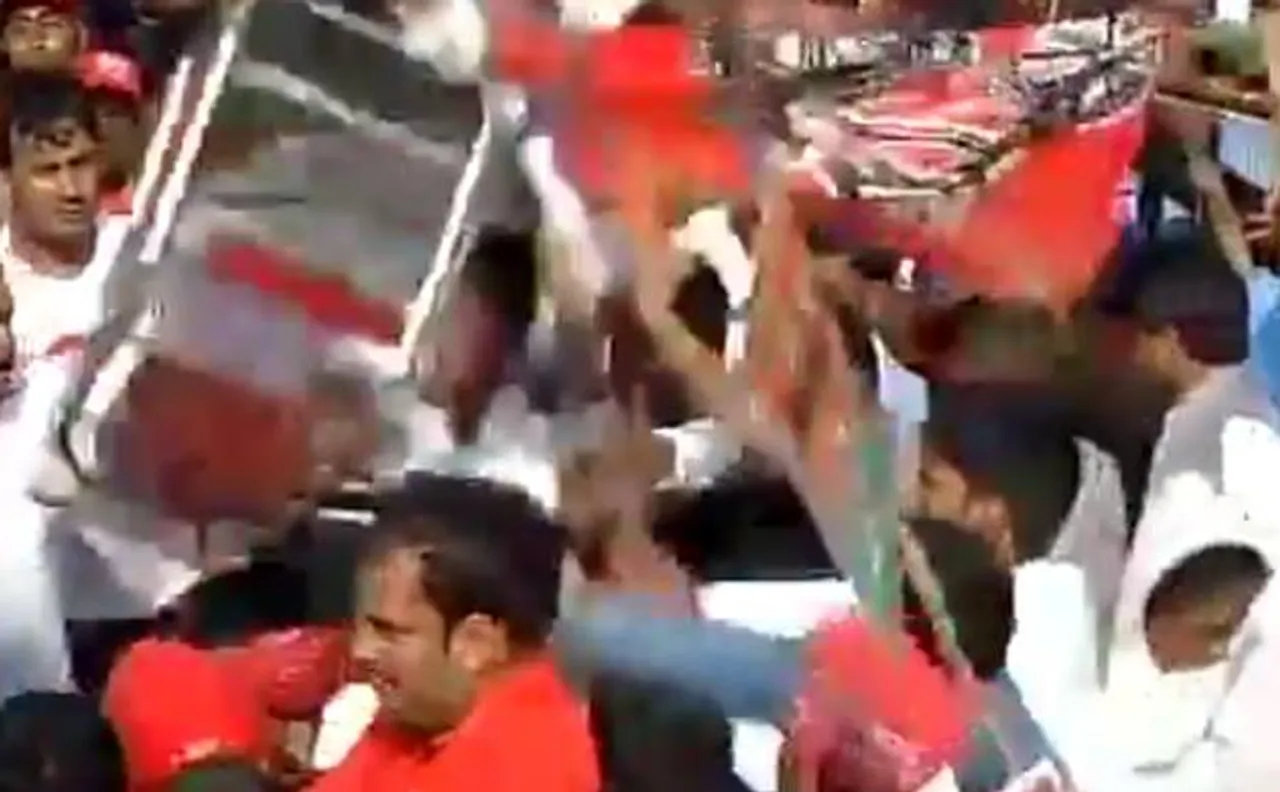 VIDEO: 'समाजवादी विकास रथ यात्रा' में सपा कार्यकर्ताओं ने जमकर भांजी कुर्सियां