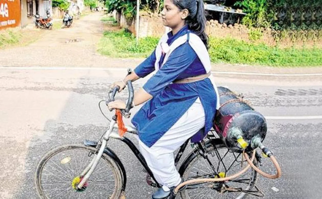 लड़की ने बनाई हवा से चलने वाली साइकिल, गांव वाले हुए चकित