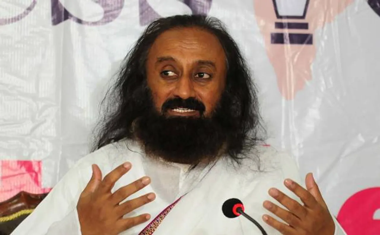 श्री श्री रविशंकर की लोगो से अपील, घबरायें नहीं, इस फैसले से होगा देश का भला