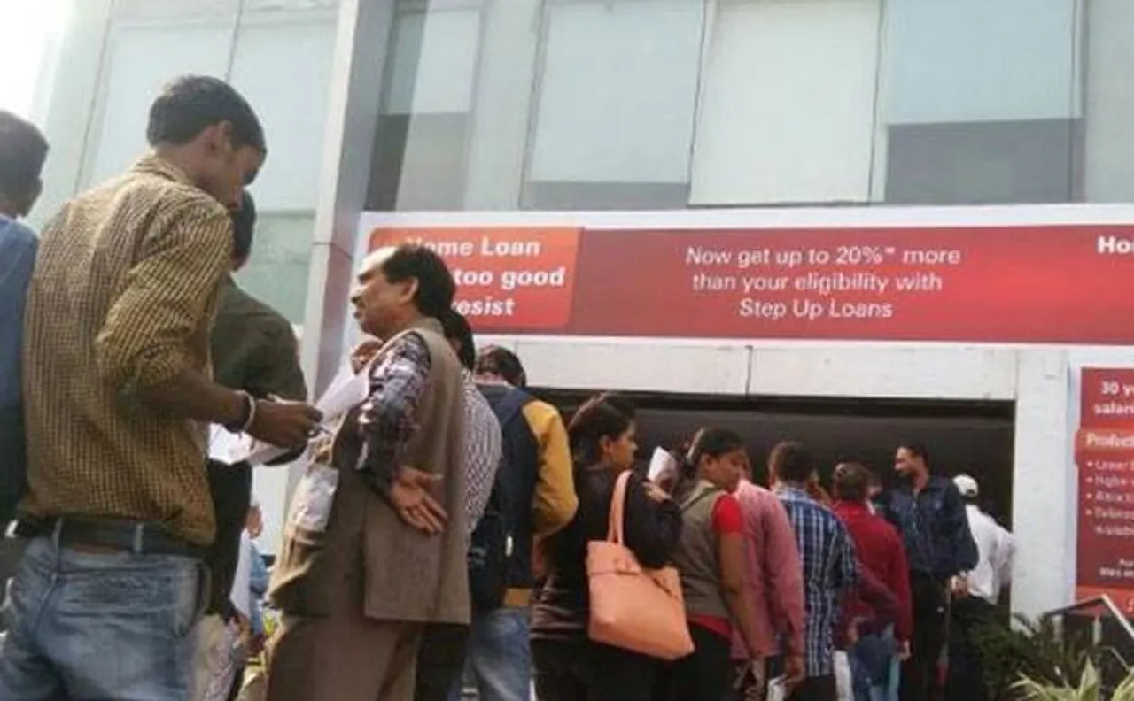 खुलते ही एटीएम हुए खाली, बैंकों में लंबी हो रही है कतार