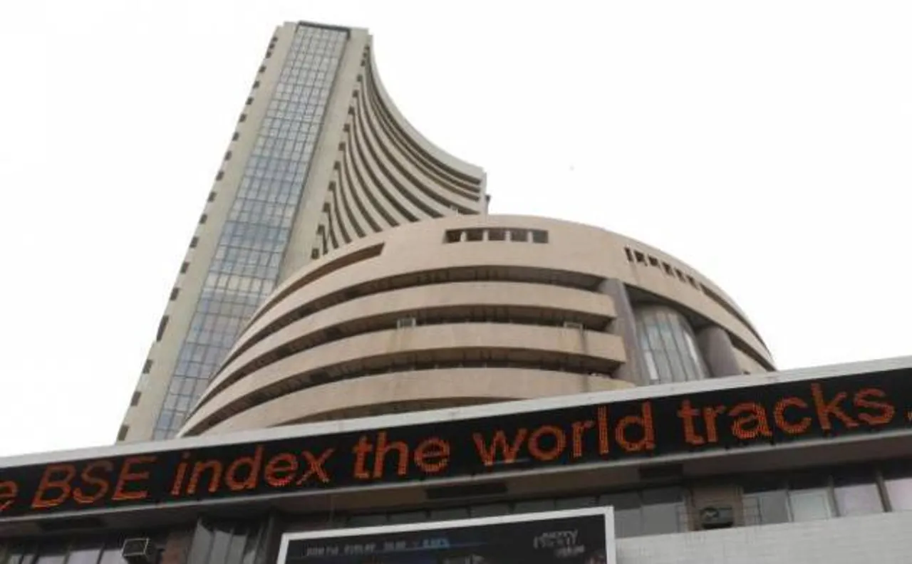 बाज़ार खुलते ही सेंसेक्स और निफ्टी में गिरावट दर्ज