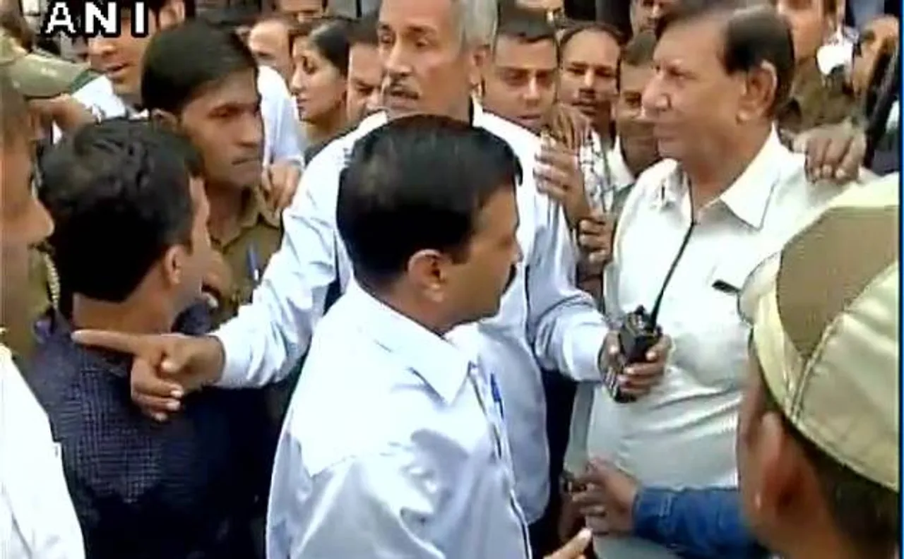 आजादपुर मंडी में कारोबारियों से मिले केजरीवाल, कहा 500-1000 नोट के नाम पर हुआ घोटाला