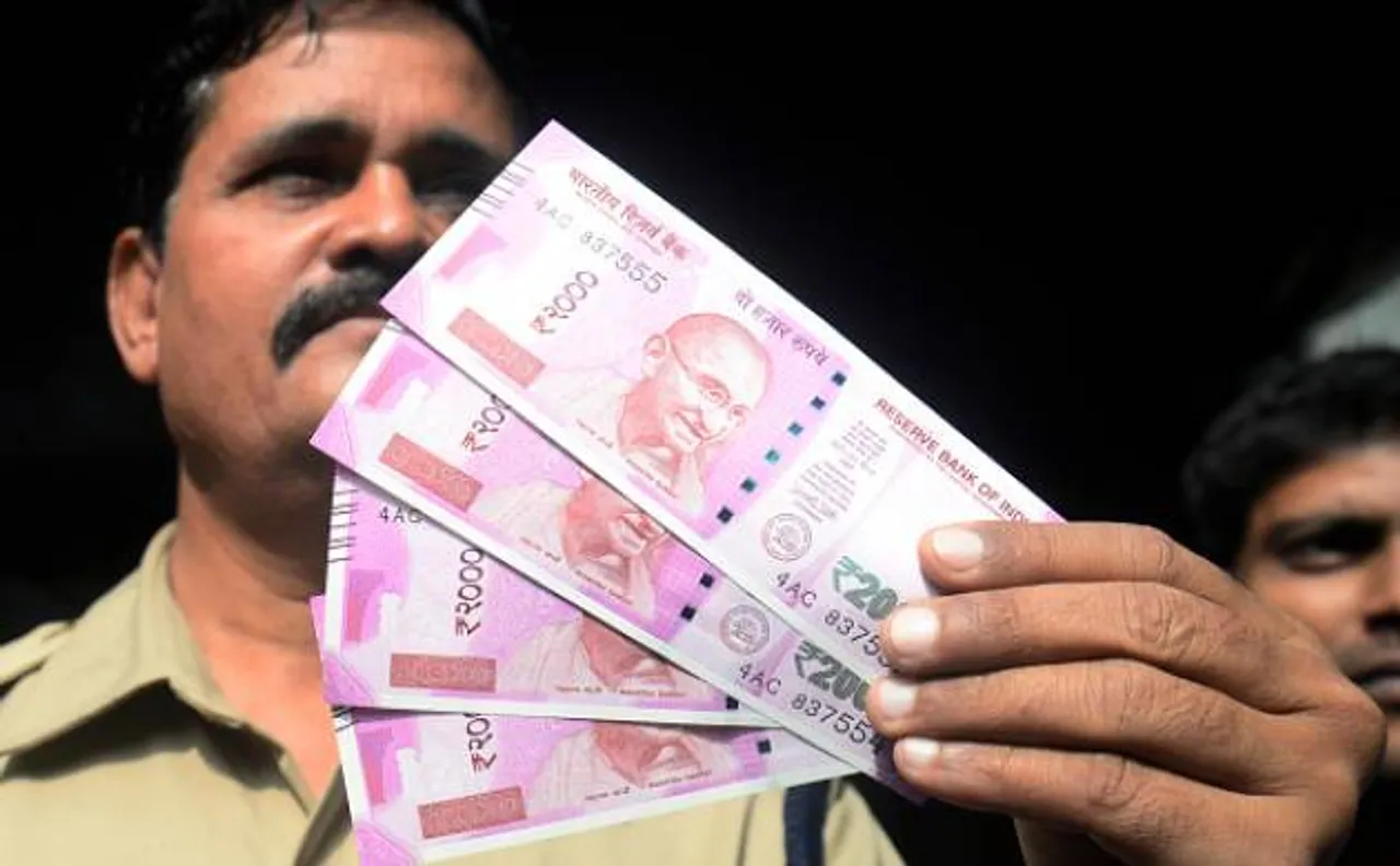 2000 का  नोट भी लोगों के लिए बन रहा मुसीबत,दुकानदार नया नोट लेने को तैयार नहीं
