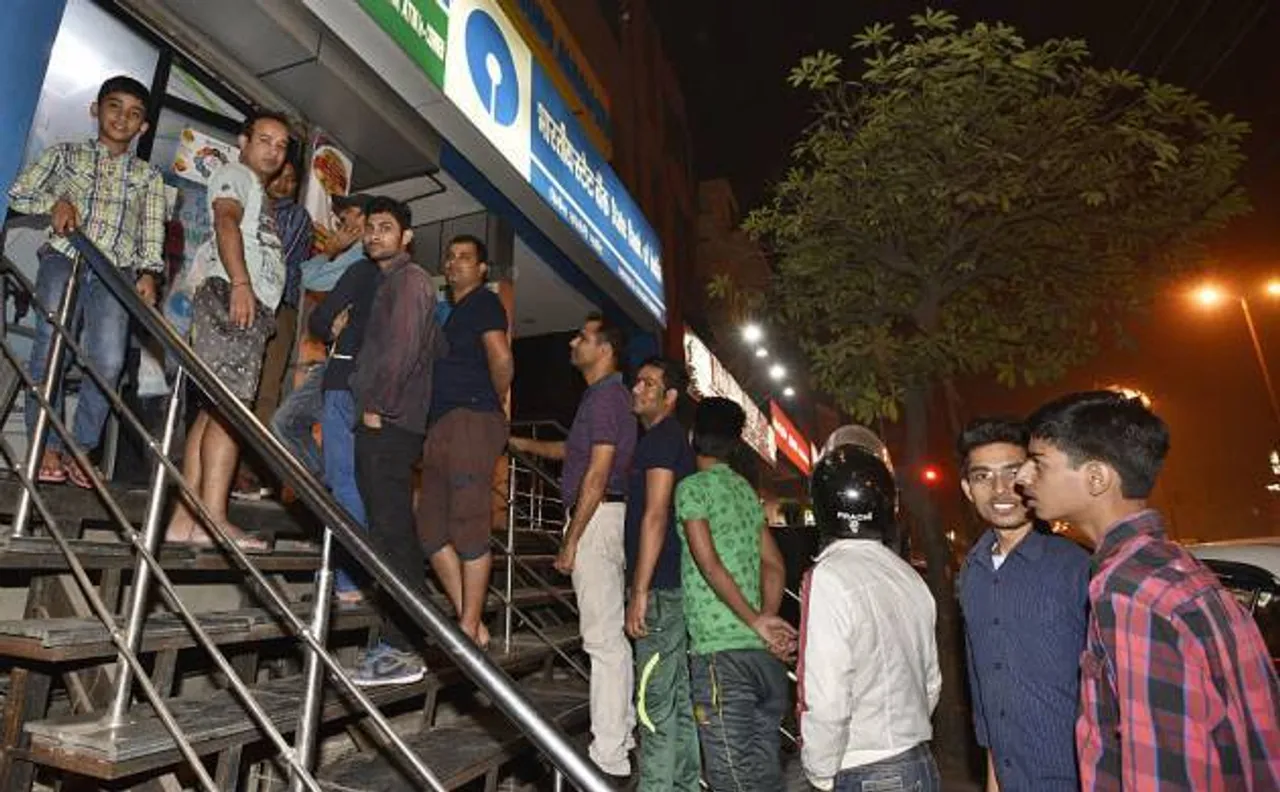 सोशल मीडिया पर फैल रही नोटबंदी की ये अफवाहें, ना दें इन बातों पर ध्यान