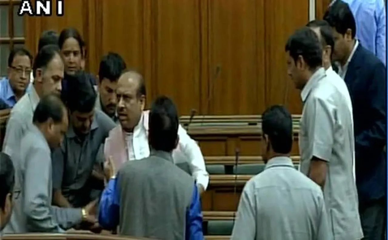 नोटबंदी पर दिल्ली विधानसभा में हंगामा, बीजेपी नेता विजेन्द्र गुप्ता को सदन से किया बाहर