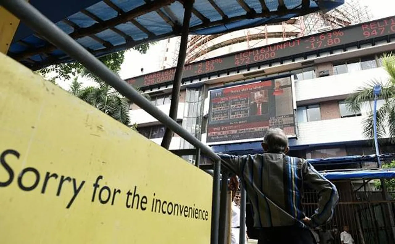 बाजार खुलते ही सेंसेक्स में 300 अंकों की गिरावट निफ्टी ने भी लगाया गोता