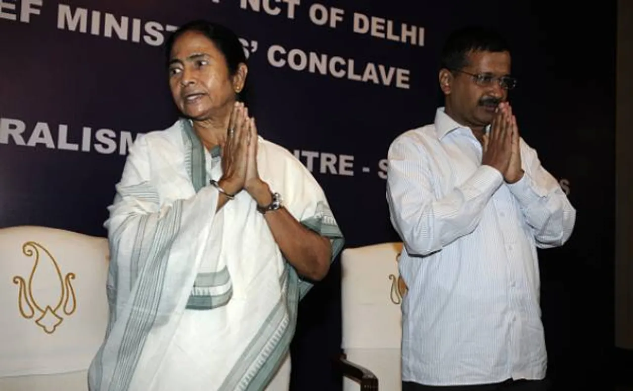 RBI के बाहर कुछ देर सांकेतिक धरने पर बैठे ममता बनर्जी और केजरीवाल, सरकार को 'नोटबंदी' पर दिया तीन दिन का अल्टीमेटम