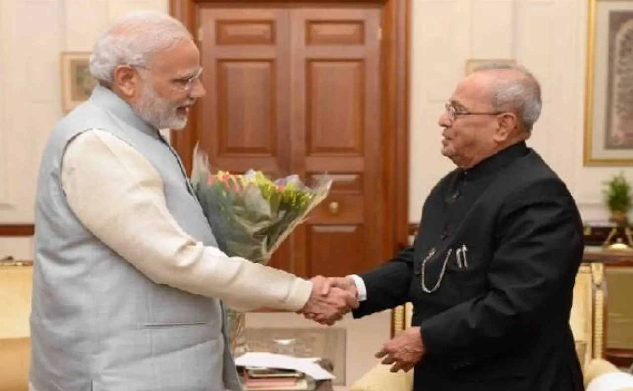 नोटबंदी पर सियासी संग्राम के बीच राष्ट्रपति प्रणब मुखर्जी से मिले पीएम मोदी