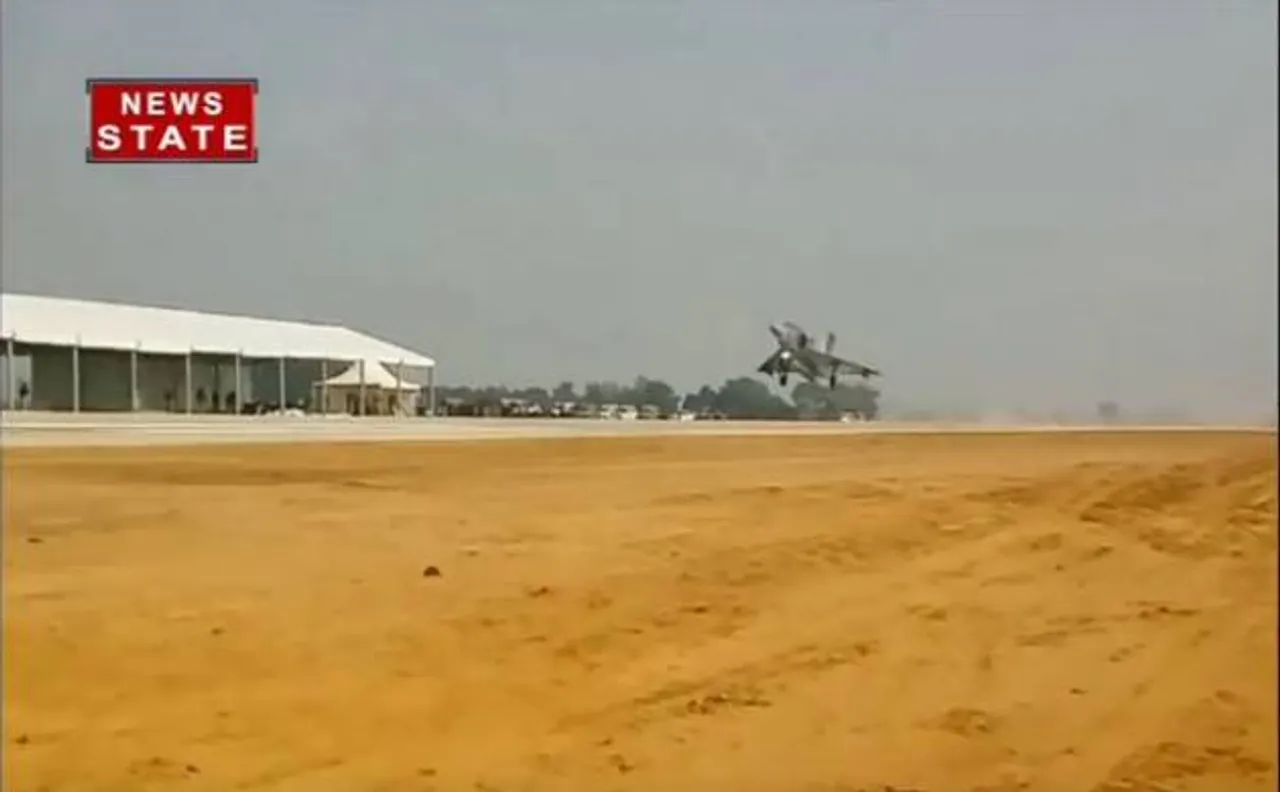 लखनऊ-आगरा एक्सप्रेस वे पर जेट प्लेन का टच डाउन रिहर्सल