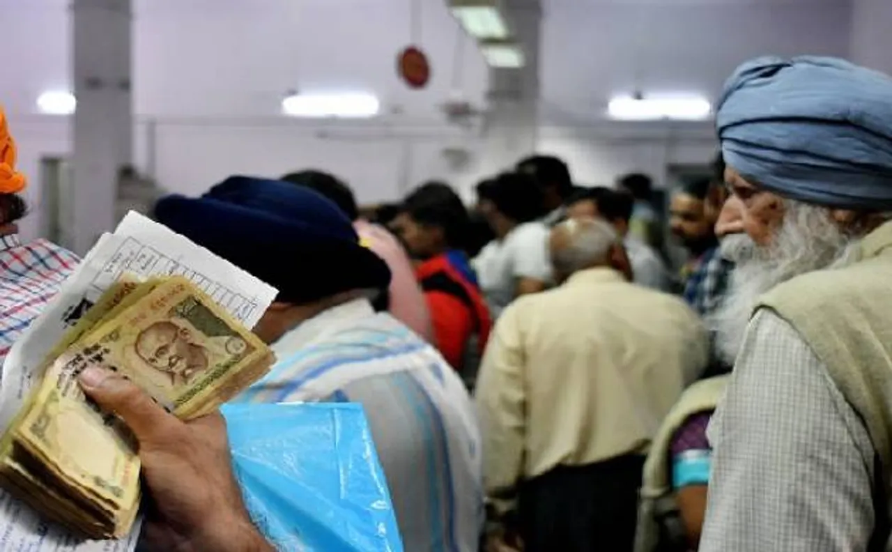 जिनके खाते में जमा हुए अधिक कैश उन्हें आयकर विभाग ने थमाया नोटिस