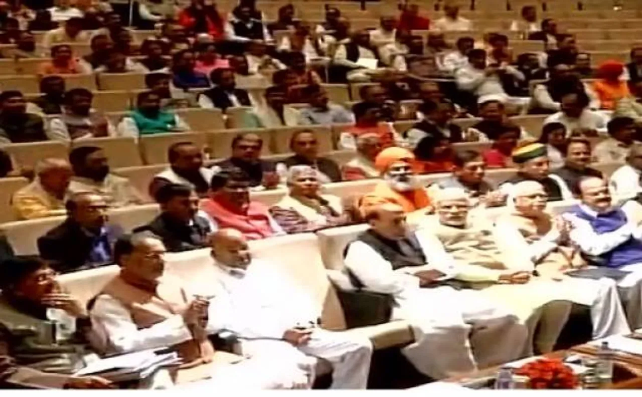 सांसदों को संबोधित करते हुए भावुक हुए मोदी, बोले अफवाह फैला रहा है विपक्ष