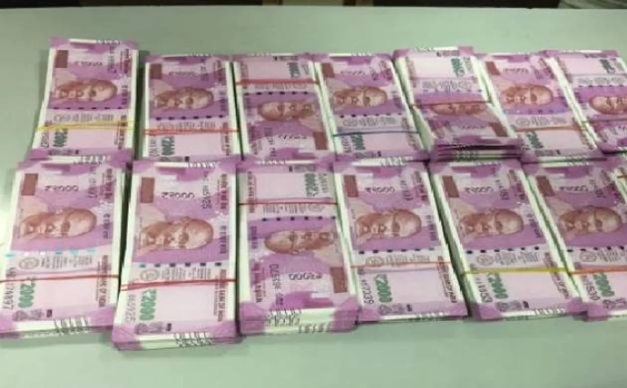 दिल्ली में 27 लाख रुपये के नए नोट के साथ 2 शख्स गिरफ्तार