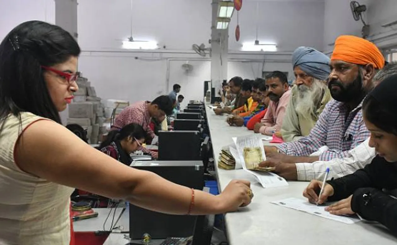 नोट बदलवाने बैंक पहुंचे एक शख्स की पूर्व गर्लफ्रेंड ने वहीं पर कर दी धुनाई