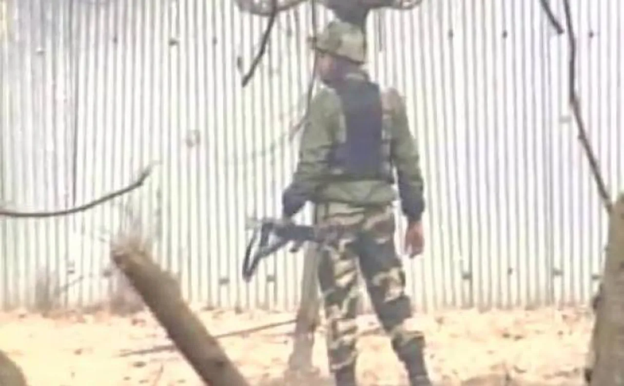 कश्मीर के वादी पोरा में BSF कैंप पर आतंकी हमला, एक जवान घायल, मुठभेड़ जारी