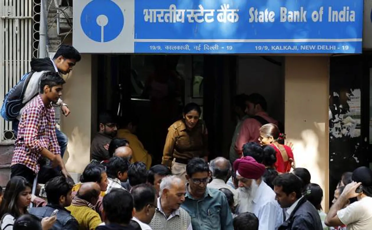2 दिन बाद खुल गए बैंक, पैसे लेने और जमा करने के लिए लगी लंबी कतारें