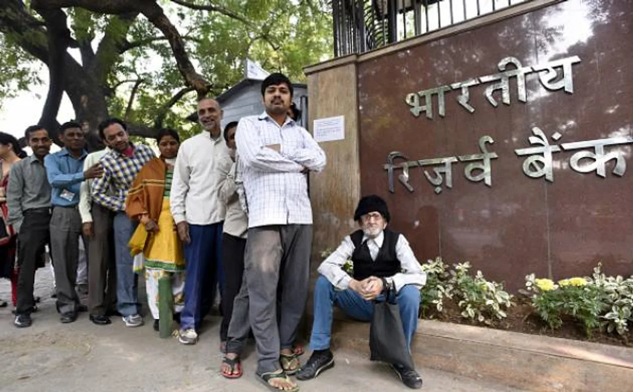 वीडियो: RBI का निर्देश, बैंक से निकालने हैं ज्यादा रकम तो जमा करें नए नोट