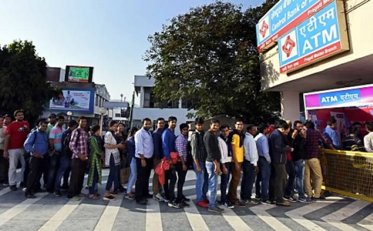 आज और बढ़ेगी कैश की किल्लत, सैलरी निकालने के लिए बैंकों में लगेगी भीड़