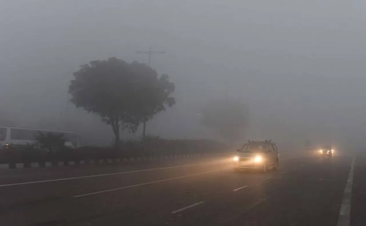 घने कोहरे के साथ उत्तर भारत में ठंड ने दी दस्तक, यूपी में सड़क हादसे में 14 घायल