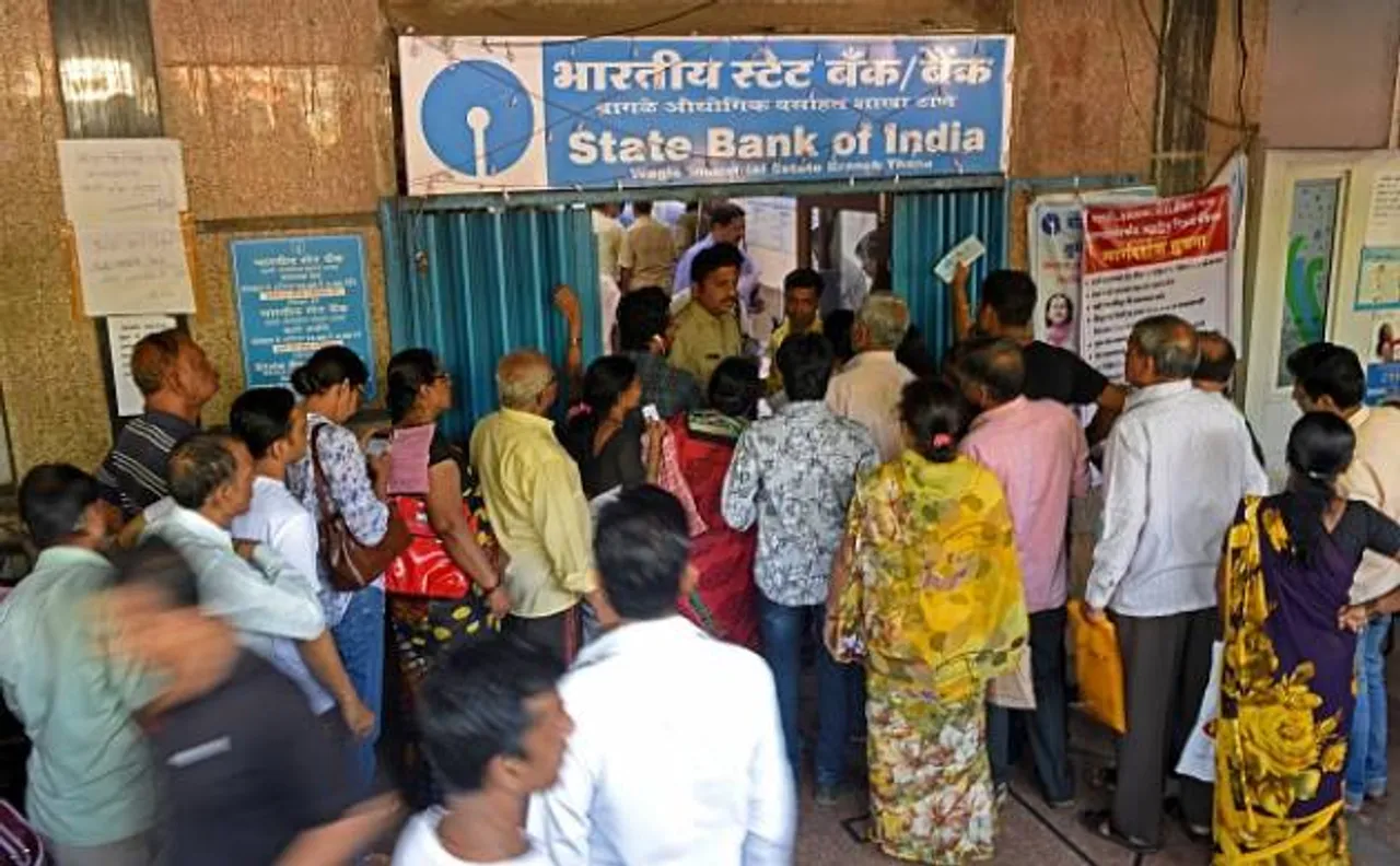 सैलेरी का पहला दिन मगर बैंकों के बाहर लगी है लंबी कतार