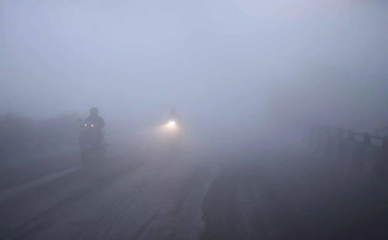 घने कोहरे की आगोश में दिल्ली, कई ट्रेन और विमान प्रभावित