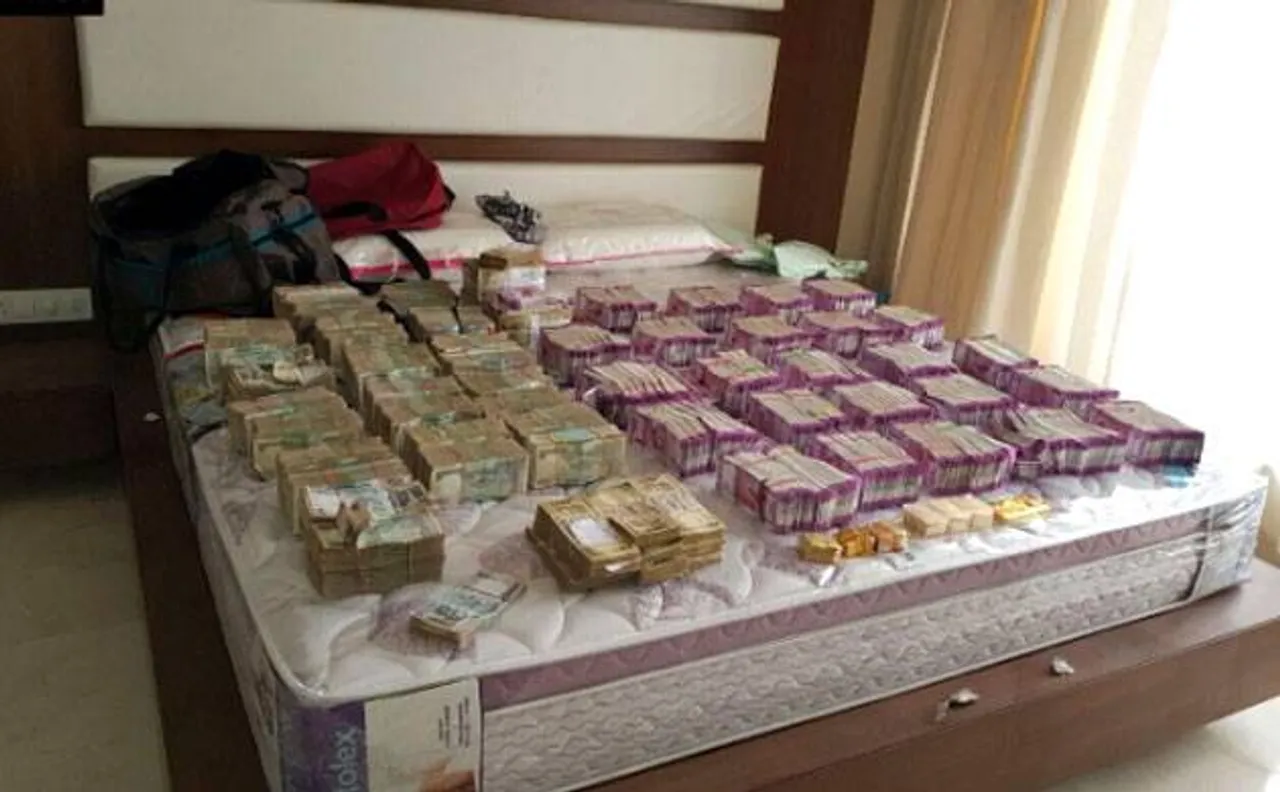 आय कर विभाग ने बेंगलुरू में छापा मारते हुए 4.7 करोड़ रुपये के नए नोट जब्त किए