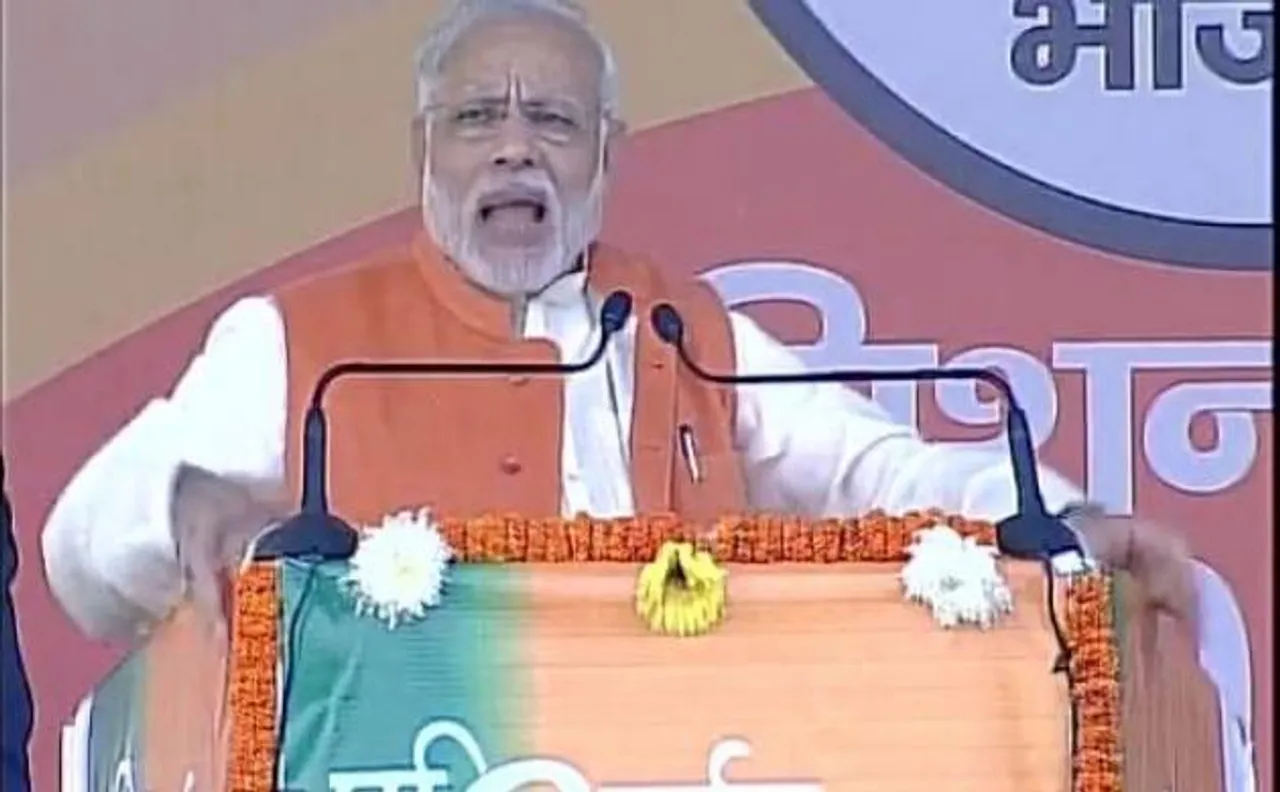 नोटबंदी:संसद में मौन पीएम मोदी, बाहर विरोधियों को दे रहे करारा जवाब