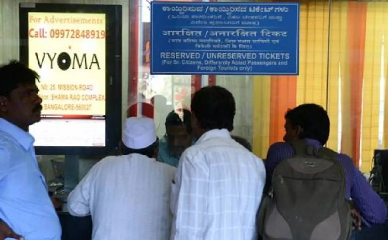अप्रैल से रेलवे का नया नियम, सीनियर सिटीजन टिकट में रियायत के लिए आधार कार्ड जरूरी