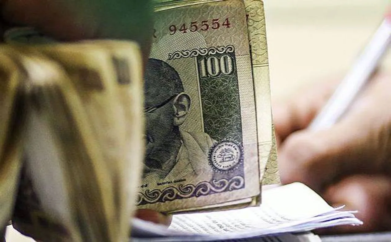 काले धन को सफेद कराने के आरोप में एक्सिस बैंक के दो मैनेजर गिरफ्तार