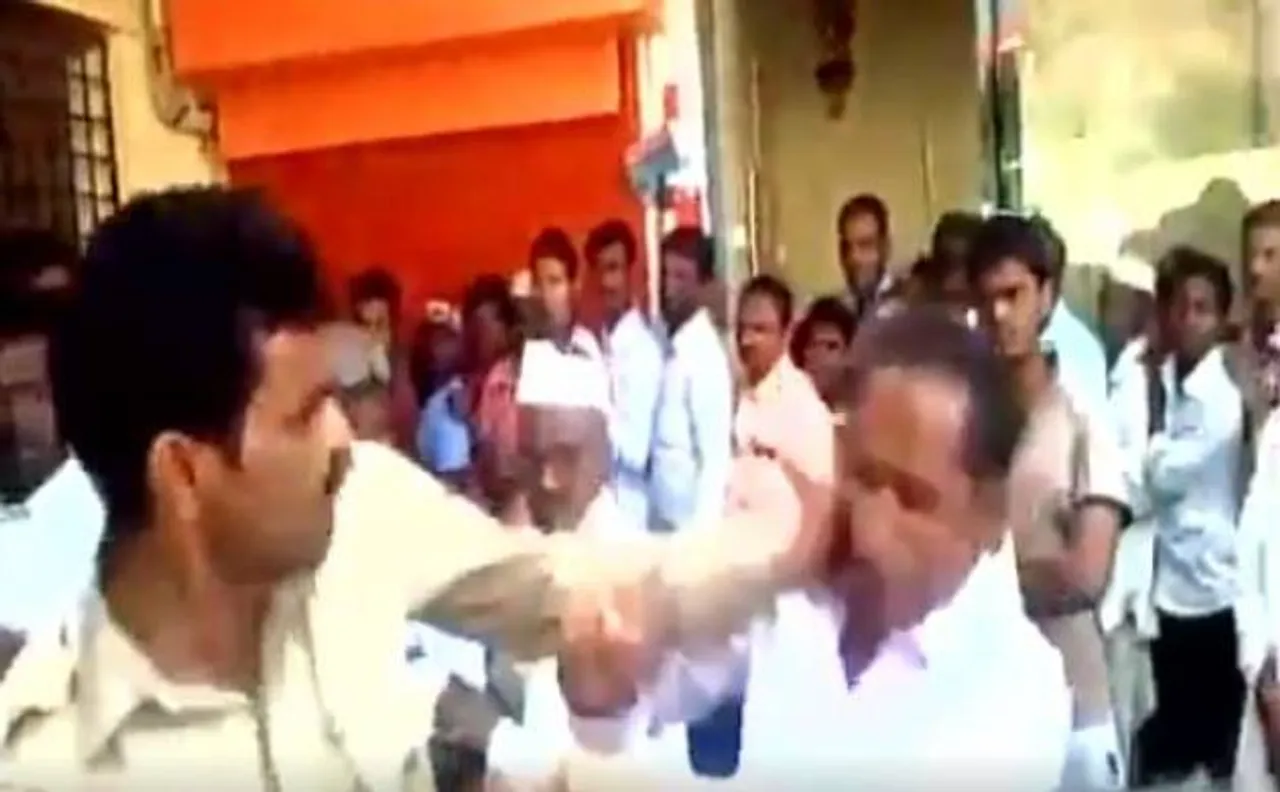 Video: जब पुलिस वाले ने बैंक की लाइन में खड़े वृद्ध शख्स को जड़ दिए थप्पड़