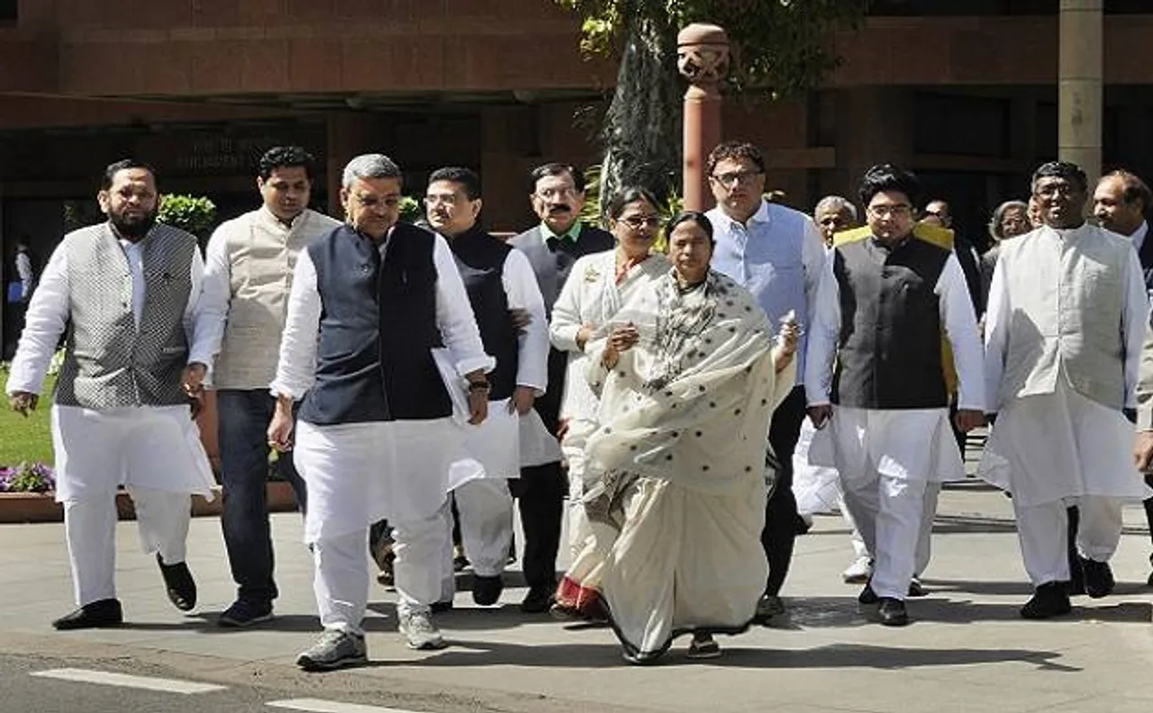 मोदी जानते हैं नोटबंदी की योजना पटरी से उतर गई : ममता बनर्जी