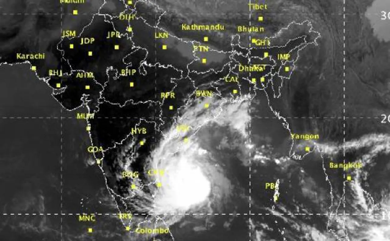 'वरदा' तूफान से निपटने के लिए तमिलनाडु-आंध्र प्रदेश में हाई अलर्ट जारी