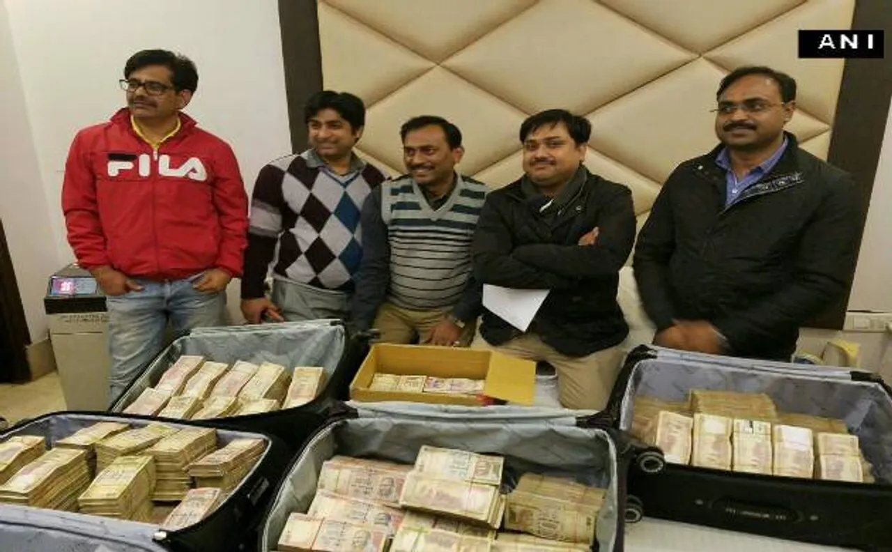 IT और क्राइम ब्रांच की रेड में दिल्ली के एक होटल से मिले 3.25 करोड़ रूपये के पुराने नोट, 5 लोग हिरासत में