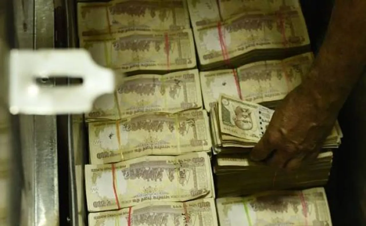 पुणे में IT की छापेमारी में खुलासा, एक नाम पर बुक किए गए थे 15 लॉकर्स, 10.80 करोड़ रुपये जब्त