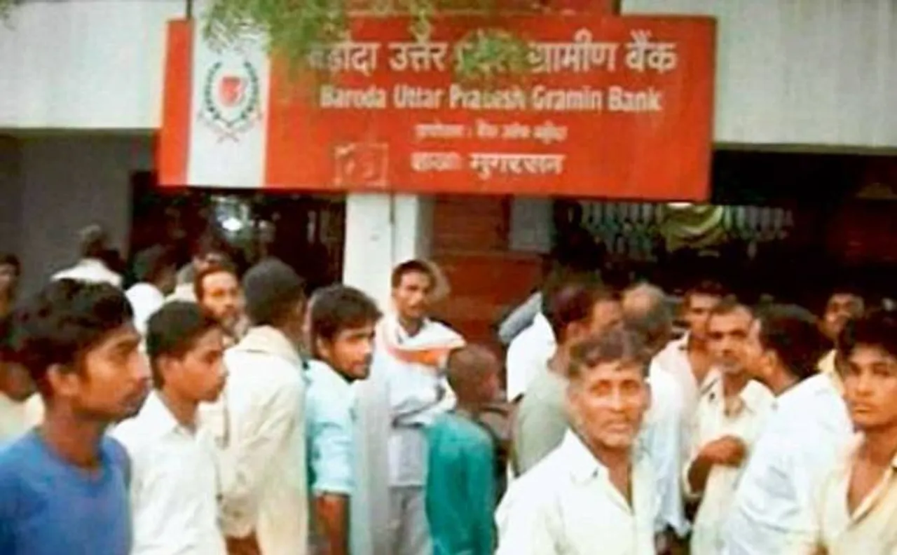 उप्र : युवक ने किया बैंक मैनेजर पर हमला, जमकर की तोड़फोड़