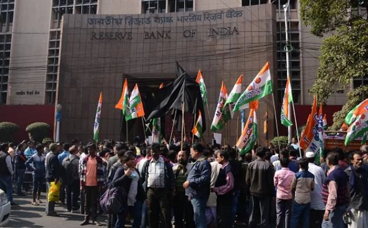 नोटबंदी के मुद्दे पर कोलकाता में टीएमसी कार्यकर्ताओं ने RBI गवर्नर का किया विरोध