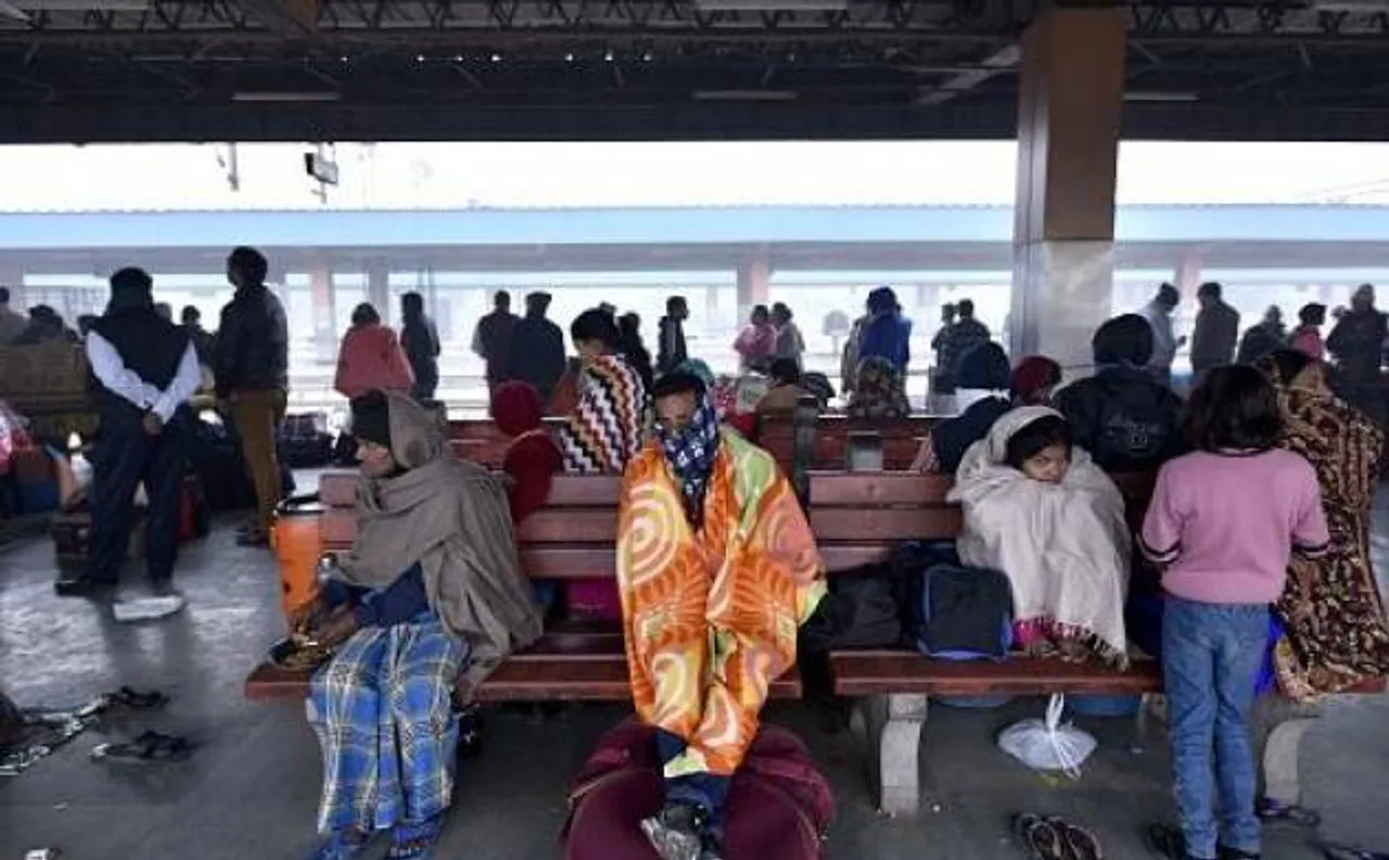 फॉग ने थामी ट्रेनों की रफ्तार, कई ट्रेनें लेट तो कुछ का समय बदला