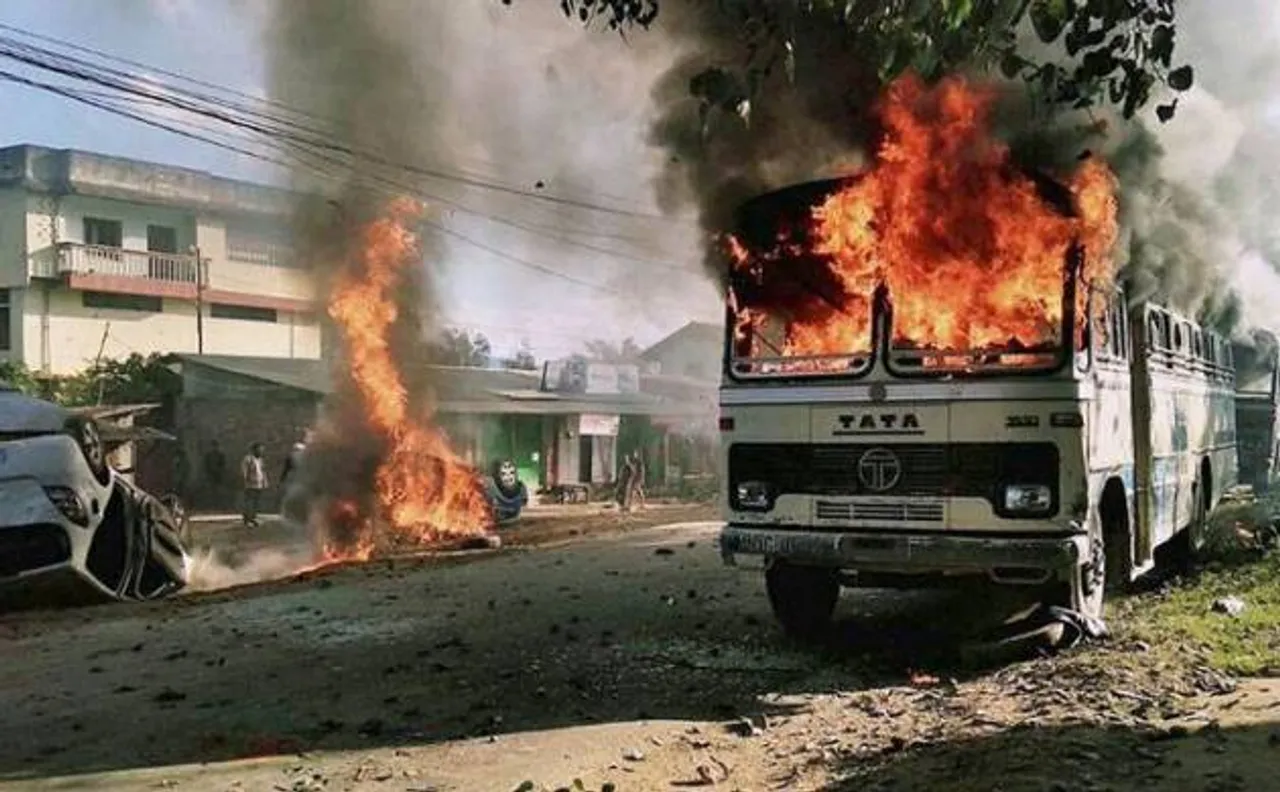 मणिपुर: सेनापति जिले में फूंकी गई गाड़ियां, इंफाल ईस्ट में कर्फ्यू जारी