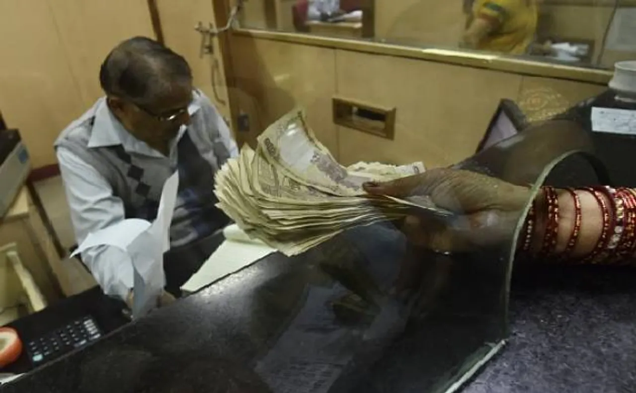 RBI का यू-टर्न, अब 5000 रुपये से अधिक पुराने नोट जमा कराने पर बैंक अधिकारी नहीं करेंगे पूछताछ